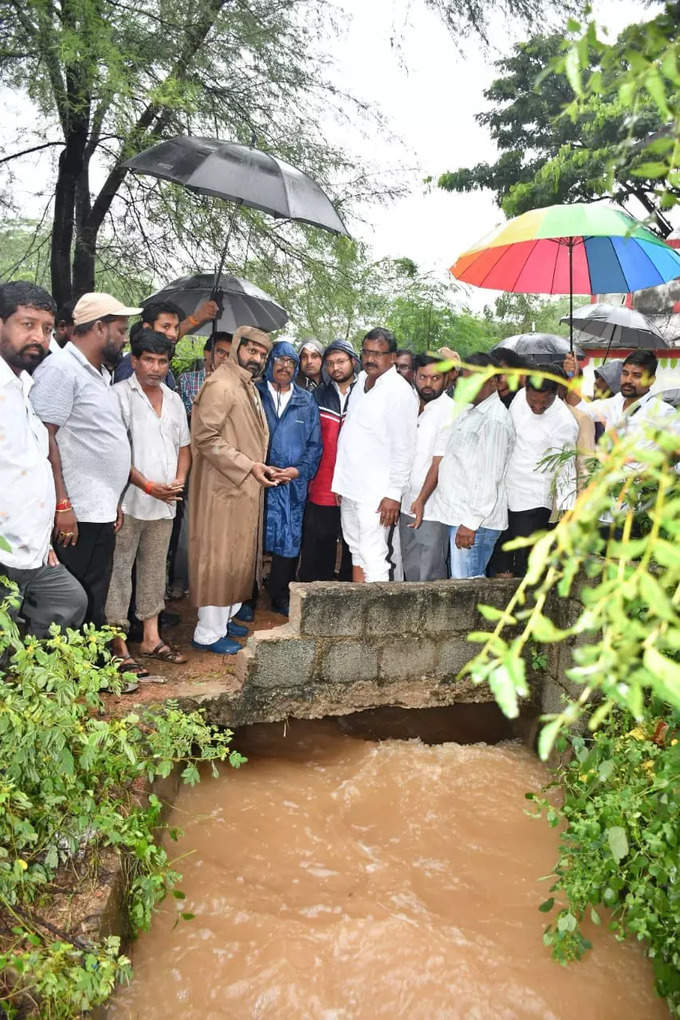 వర్షంలో తడుస్తూ.. బాధితులకు భరోసా ఇస్తూ..!