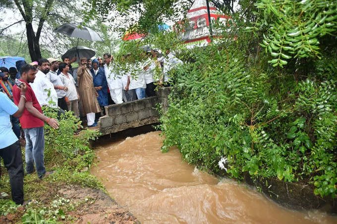 వర్షంలో తడుస్తూ.. బాధితులకు భరోసా ఇస్తూ..!