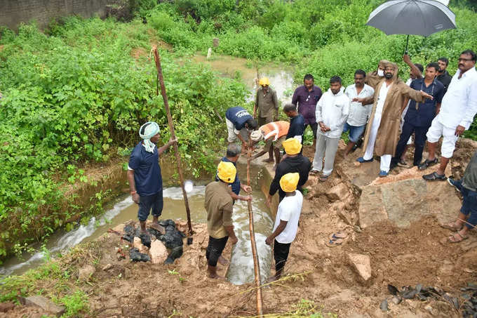 వర్షంలో తడుస్తూ.. బాధితులకు భరోసా ఇస్తూ..!