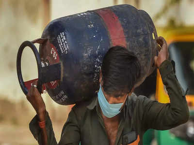 LPG Price today: नेचुरल गैस की कीमत बढ़ी लेकिन सस्ता हुआ गैस सिलेंडर, जानिए अब कितनी रह गई है कीमत