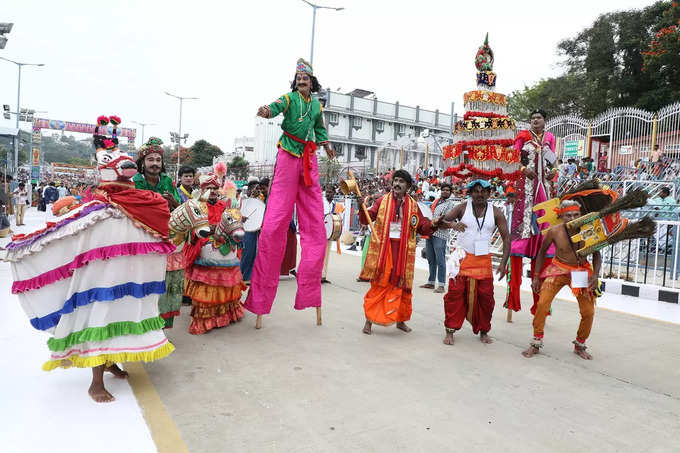 వైభవంగా తిరుమల బ్రహ్మోత్సవాలు.. మోహినీ అవతారంలో శ్రీనివాసుడు