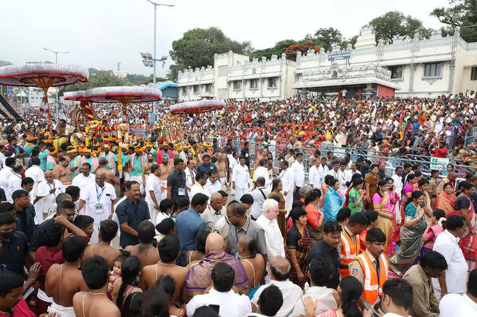 వైభవంగా తిరుమల బ్రహ్మోత్సవాలు.. మోహినీ అవతారంలో శ్రీనివాసుడు