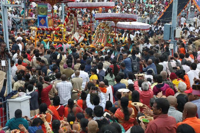 వైభవంగా తిరుమల బ్రహ్మోత్సవాలు.. మోహినీ అవతారంలో శ్రీనివాసుడు