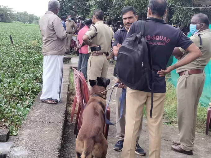 ​അരമണിക്കൂറോളം വീടിന്‍റെ തറ കുഴിച്ചു