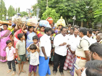 ஆட்சியர் அலுவலகத்தில் பாய், தலையணையுடன் மக்கள் குடியேற்றம் - சேலத்தில் பரபரப்பு