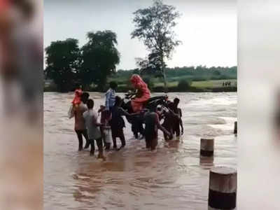 Video: मुसळधार पाऊस बाईक आणि बाई, तरुणांनी असा काढला मार्ग