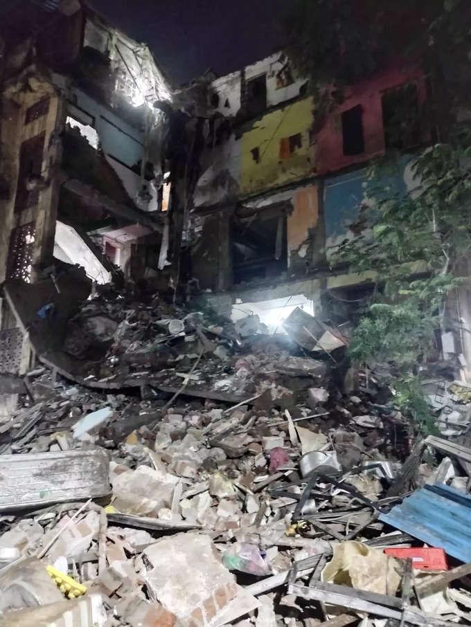 नवी मुंबई : कोपरखैरणेत ३ मजली इमारत कोसळली, अगोदरच लोकांना बाहेर काढल्याने जीवितहानी टळली.