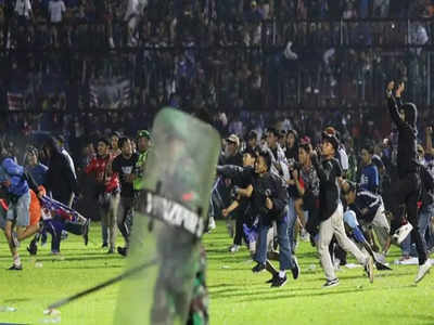 Indonesia Football : খেলার মাঠ নিমেষে রণক্ষেত্র, ইন্দোনেশিয়ায় ফুটবল ম্যাচে মৃত্যু ১২৭ সমর্থকের