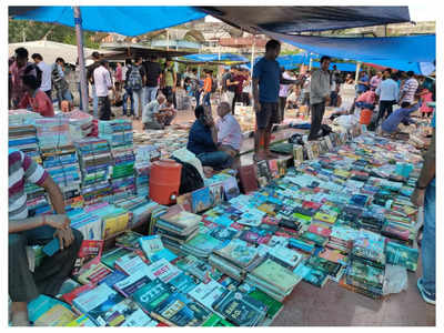 Sunday Book Market: पढ़ने वालों के बाजार में फिर लौटी रौनक, जानिए कहां-कहां से आ रहे हैं लोग