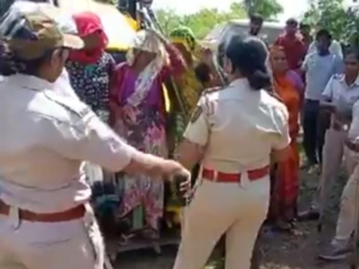 जळगावात वनविभागाने आदिवासींच्या आयुष्यावरनांगर;  शेतकऱ्यांची ४०० एकर जमीन ११ जेसीबीच्या साहाय्याने उद्ध्वस्त