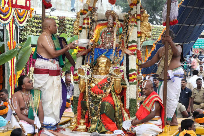 Tirumala: వైభవంగా తిరుమల బహ్మోత్సవాలు.. హనుమంత వాహనంపై దర్శనమిచ్చిన శ్రీవారు