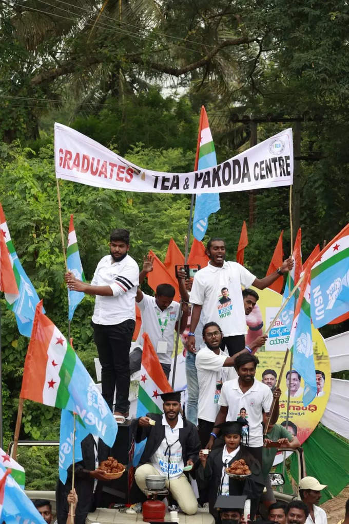 NSUI Selling Pakoda