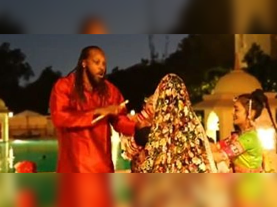 Video: ઝભ્ભો પહેરી 3 યુવતીઓ સાથે ગરબા રમતો જોવા મળ્યો ક્રિકેટર ક્રિસ ગેલ 