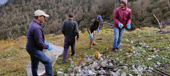 बुग्याल बचाओ अभियान के दौरान की तस्वीर