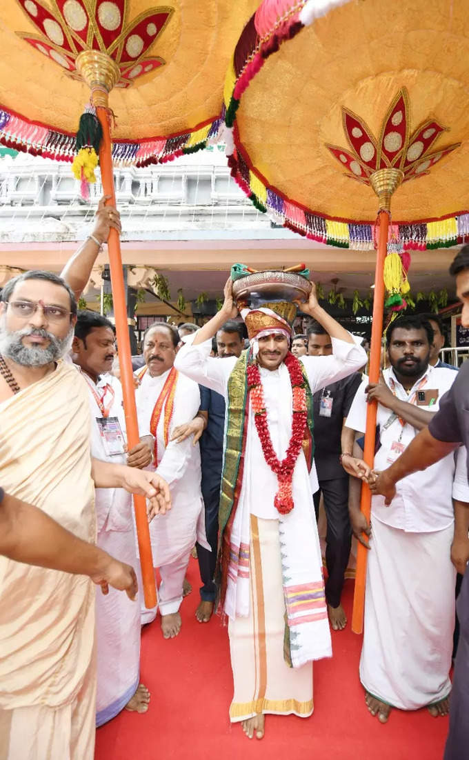 Vijayawada: పంచెకట్టులో ఏపీ సీఎం జగన్.. దుర్గమ్మకు పట్టువస్త్రాలు సమర్పణ