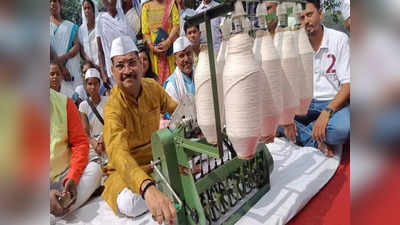 Gandhi Jayanti: झारखंड बीजेपी के नेताओं ने गांधी जयंती पर सूत काटा, खादी के कपड़ों की शॉपिंग की