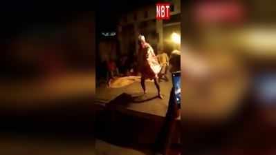 फतेहपुर में रामलीला में मंच पर नाचते हुए अचानक गिरे हनुमान का किरदार निभाने वाले बुजुर्ग, मौके पर मौत, देखें वीडियो