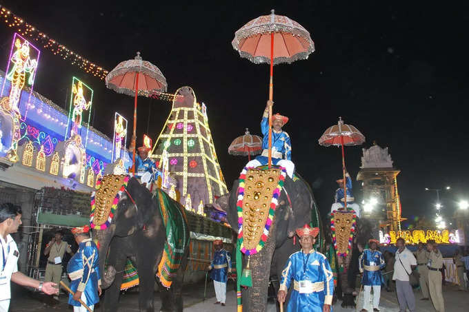 తిరుమల బ్రహ్మోత్సవాలు..  గజ వాహనంపై మలయప్పస్వామి అభయం