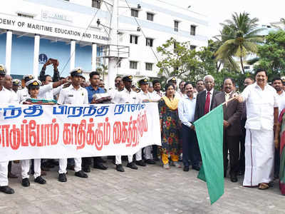 காதி பொருட்களை விற்க புதிய யுக்தி.. அமைச்சர் ஆர்.காந்தி தொடங்கிவைத்தார்!