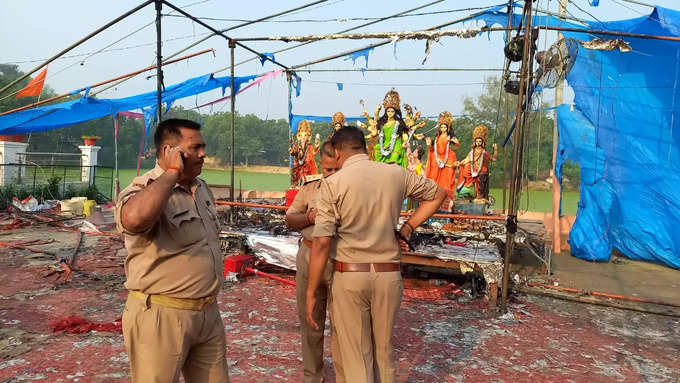भदोही दुर्गापुजा अग्निकांड में अब तक 5 लोगों की मौत हो चुकी है जबकि 64 श्रद्धालु झुलस गए हैं। इस पूरी घटना में खास बात ये है कि दुर्गामाता की प्रतिमा पर कोई आंच नहीं आई है। सभी मूर्तियां पूरी तरह सुरक्षित हैं।