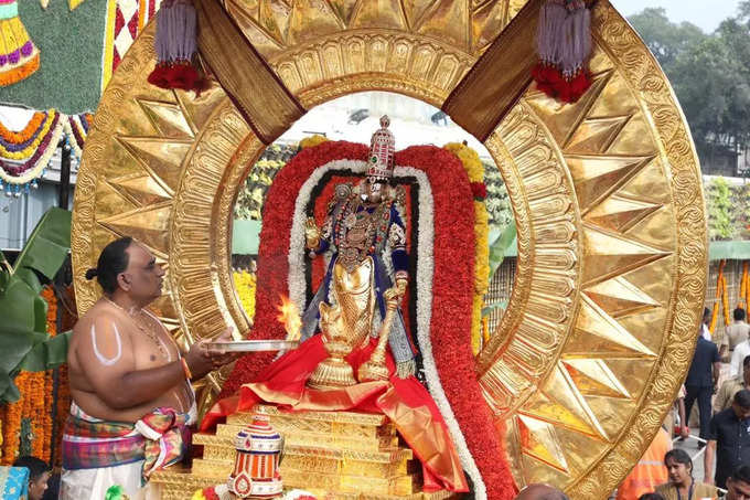 తిరుమలలో  బ్రహ్మోత్సవాలు..  సూర్యప్రభ వాహనంపై శ్రీవారు