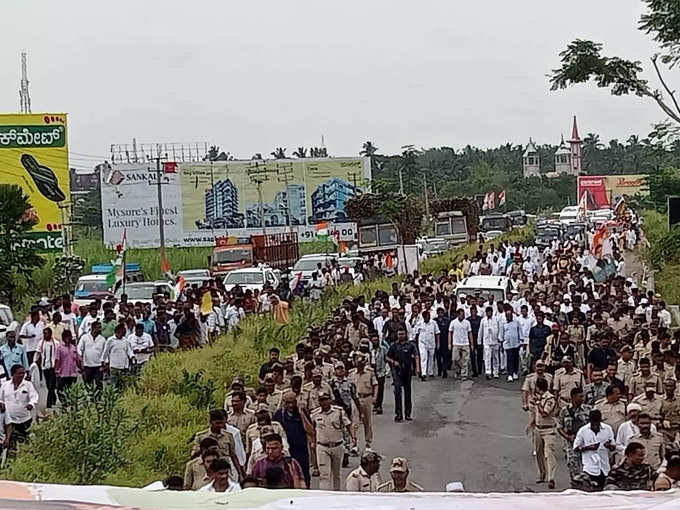 ಶ್ರೀರಂಗಪಟ್ಟಣ ತಾಲೂಕು ನಗುವನಹಳ್ಳಿ ಗೇಟ್ ಮೂಲಕ ಮೈಸೂರು ಜಿಲ್ಲೆಯಿಂದ ಮಂಡ್ಯ ಜಿಲ್ಲೆಗೆ ಎಂಟ್ರಿ ಪಡೆದ ರಾಹುಲ್ ಗಾಂಧಿ ನೇತೃತ್ವದ ಭಾರತ ಐಕ್ಯತಾ ಯಾತ್ರೆ..