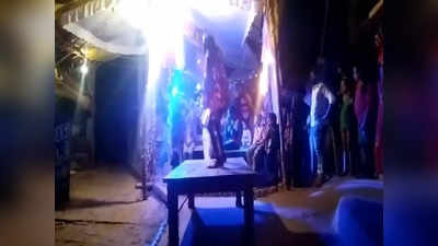 देवी जागरण में हनुमान का किरदार निभा रहे कलाकार की मंच पर गिरकर गई जान, देखती रह गई भीड़, ऐसे हुआ हादसा