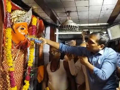 Ujjain: 27KM तक मदिरा की धार, महाअष्टमी पर देवी को मदिरापान... उज्जैन में कलेक्टर ने निभाई यह परंपरा