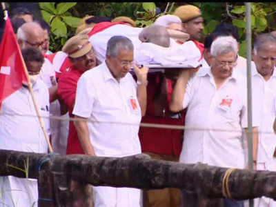 അച്ചാച്ചാ എന്ന് വിളിച്ച് കൊച്ചുമകള്‍; പ്രിയ സഖാവിനെ ചുമലിലേറ്റി പിണറായി; കണ്ണീർ കടലായി കണ്ണൂർ