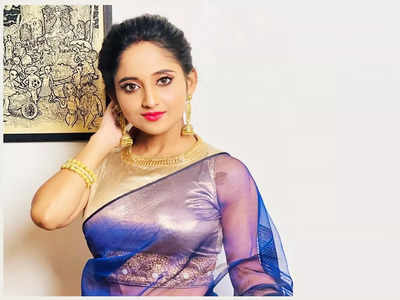 Mithai actress Soumitrisha: ডিপনেক ব্লাউজ ও ফিনফিনে নীল শাড়িতে মিঠাই! চেনা সাজ ছেড়ে পুজোয় তাক লাগালেন এভাবেই