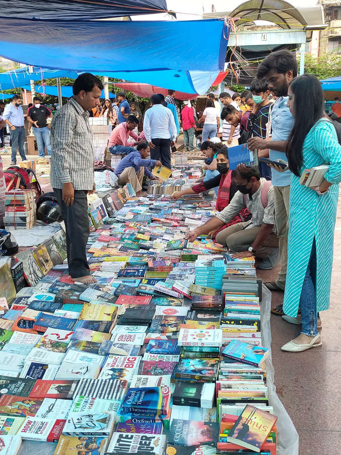 ​दूर-दूर से किताबें खरीदने आते हैं लोग