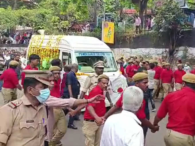 ​കാൽനടയായി നേതാക്കൾ