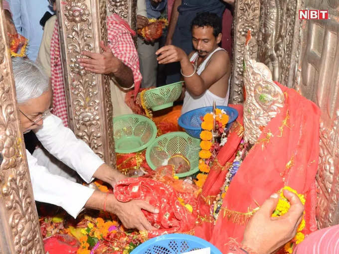 नवरात्रि की महाअष्टमी पर तीन मंदिरों में सीएम नीतीश ने की पूजा