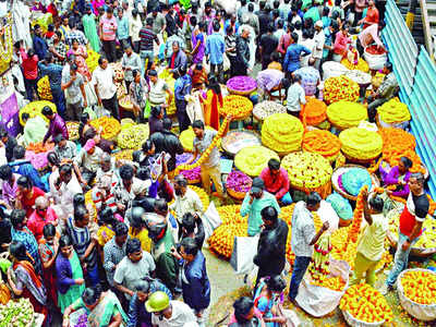 Dasara | ಅದ್ಧೂರಿ ಆಯುಧಪೂಜೆ, ವಿಜಯದಶಮಿಗೆ ಬೆಂಗಳೂರಿಗರು ಸಜ್ಜು: ಮಾರುಕಟ್ಟೆಗಳಲ್ಲಿ ಖರೀದಿ ಭರಾಟೆ ಜೋರು