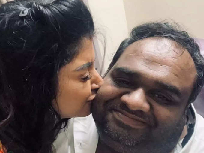 Mahalakshmi kissing Ravindar