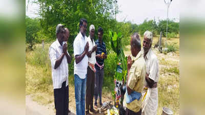 மைல் கல்லுக்கு ஆயுதபூஜை.. இது நம்ம லிஸ்ட்லயே இல்லையே!