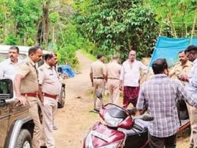 ചാരായ വാറ്റ്; എക്സൈസ് സംഘത്തെ അടിച്ചോടിച്ച് സൈനികനടക്കമുള്ള സംഘം, കേസെടുത്ത് പോലീസ്