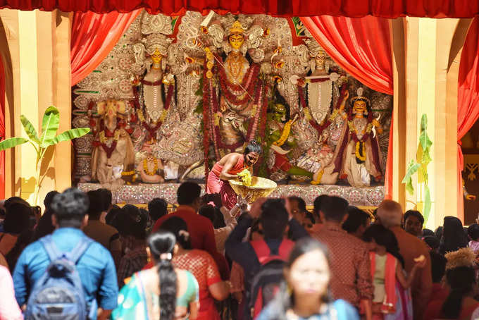 भक्तों ने कन्या पूजन के साथ ऐसे मनाया नवरात्रि का त्योहार