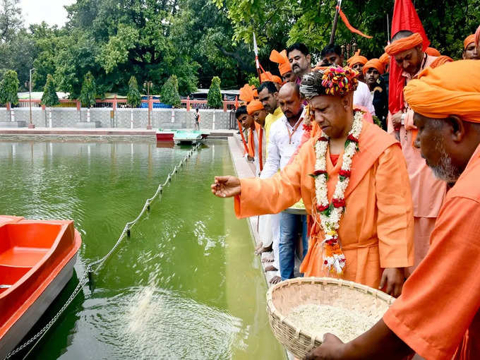 ​भीम ताल में मछलियों को भी चारा डाला