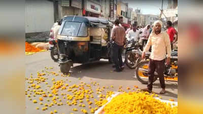संतप्त शेतकऱ्याने रस्त्यावर फेकली फुले; फुलांना भाव मिळेना, फुकट पण कोणी घेईना