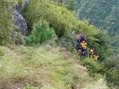 Pauri Bus accident: दूल्हे की कार के आगे सांप आया, बचाने में लगाया ब्रेक, ओवरटेक कर बस खाई में गिरी...चालक ने बयां किया मंजर