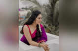 Srushti Dange: ஸ்லீவ்லெஸ் ஜாக்கெட்.. தலையில் பூ... சேலையில் கிறங்க வைக்கும் கன்னக்குழி நடிகை!
