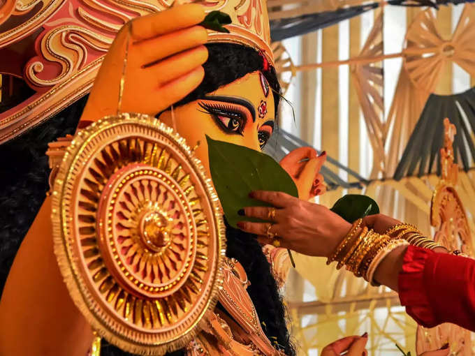 दुर्गा पूजा उत्सव के आखिरी दिन माता को विदाई