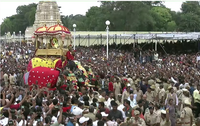 ಜನಪ್ರವಾಹದ ಸಂಭ್ರಮದ ನಡುವೆ ಪುಷ್ಪಾರ್ಚನೆಗಾಗಿ ಬರುತ್ತಿರುವ ಅಭಿಮನ್ಯು