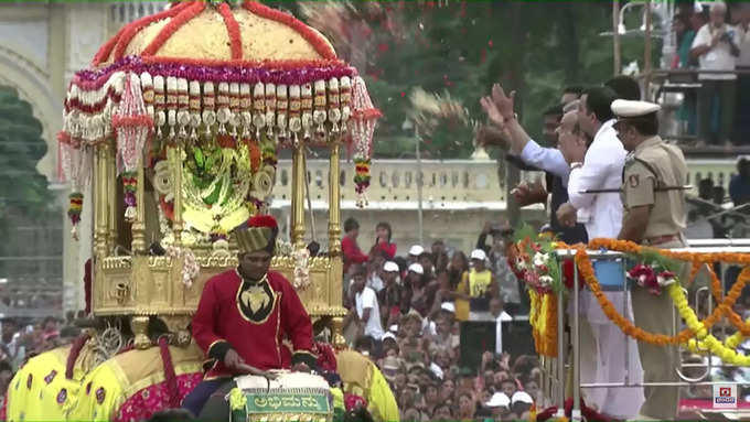 ಮುಖ್ಯಮಂತ್ರಿ ಬಸವರಾಜ ಬೊಮ್ಮಾಯಿ ಅವರಿಂದ ಜಂಬೂಸವಾರಿಗೆ ಪುಷ್ಪಾರ್ಚನೆ