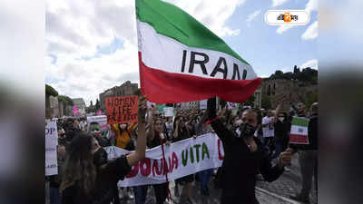 Iran Hijab Protest: এবার পথে ইরানের স্কুল পড়ুয়ারা, খোমেইনির ছবি ছিঁড়ে চলল স্লোগান