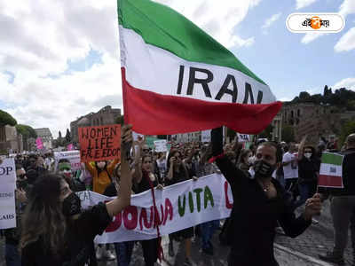 Iran Hijab Protest: এবার পথে ইরানের স্কুল পড়ুয়ারা, খোমেইনির ছবি ছিঁড়ে চলল স্লোগান
