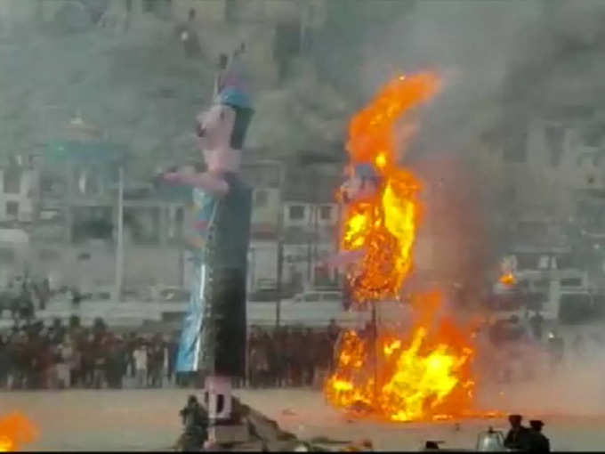 लेह : पोलो ग्राउंड में रावण का पुतला जला