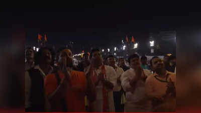 Dasara Melava- मुख्यमंत्री एकनाथ शिंदे भाषणाला येताच प्रसाद ओक- प्रविण तरडेने उभे राहून वाजवल्या टाळ्या