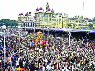 Mysuru Dasara | ದಸರಾದಲ್ಲಿ ಅಧ್ವಾನಗಳ ಮೆರವಣಿಗೆ: ಕಲಾ ವೈಭವ ಕಣ್ತುಂಬಿಕೊಳ್ಳಲು ಅಡ್ಡಿಯಾದ ರಾಜಕೀಯ ಕಾರ್ಯಕರ್ತರು